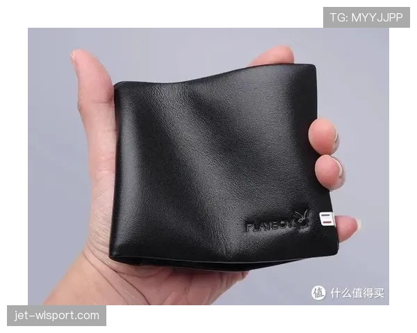 费爸球场外的钱包厚得让人怀疑他是不是藏了小金库